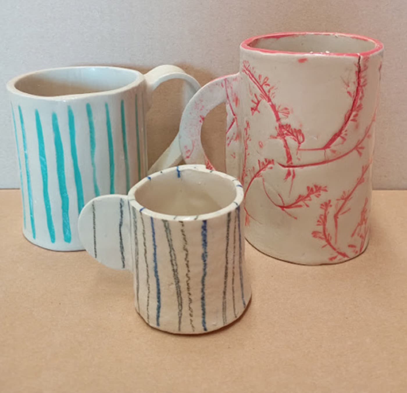 Tazas con rayas de colores y ramas pintadas